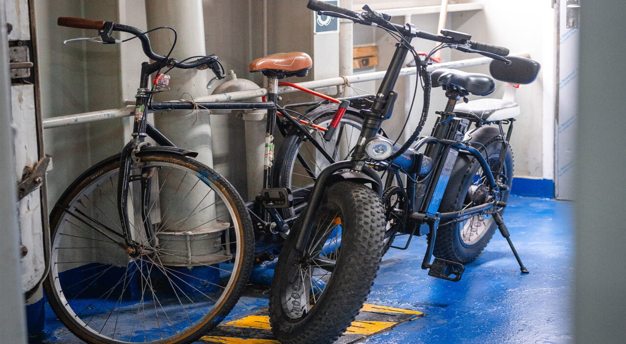 Biciclette fissate su traghetto Blu Navy