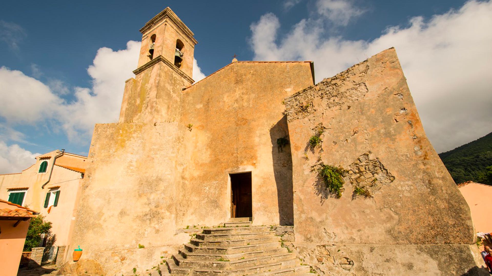 Chiesa San Nicolò situata nel borgo di Poggio a Marciana