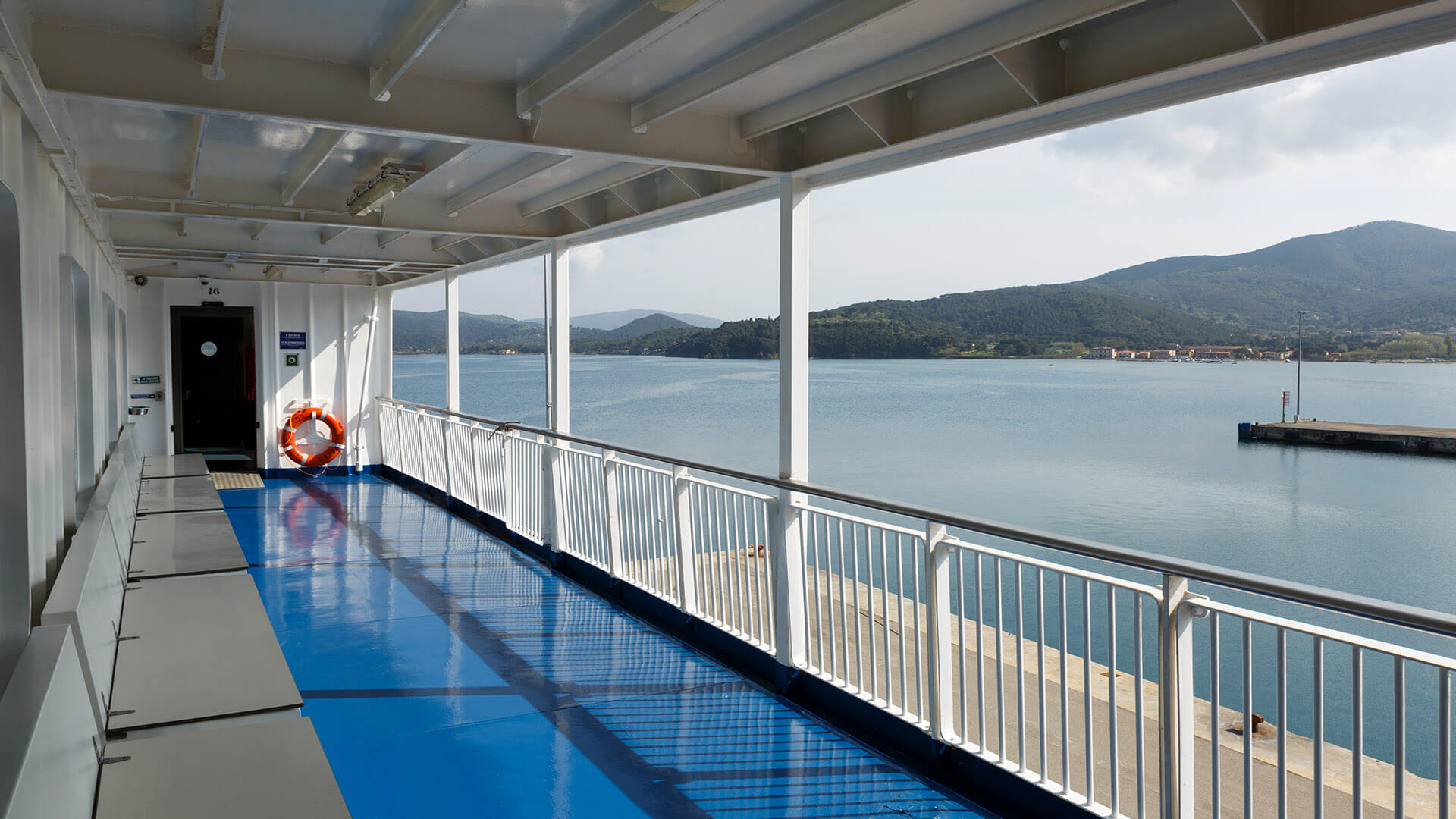 Corridoio laterale spazio aperti traghetto Blu Navy isola Elba