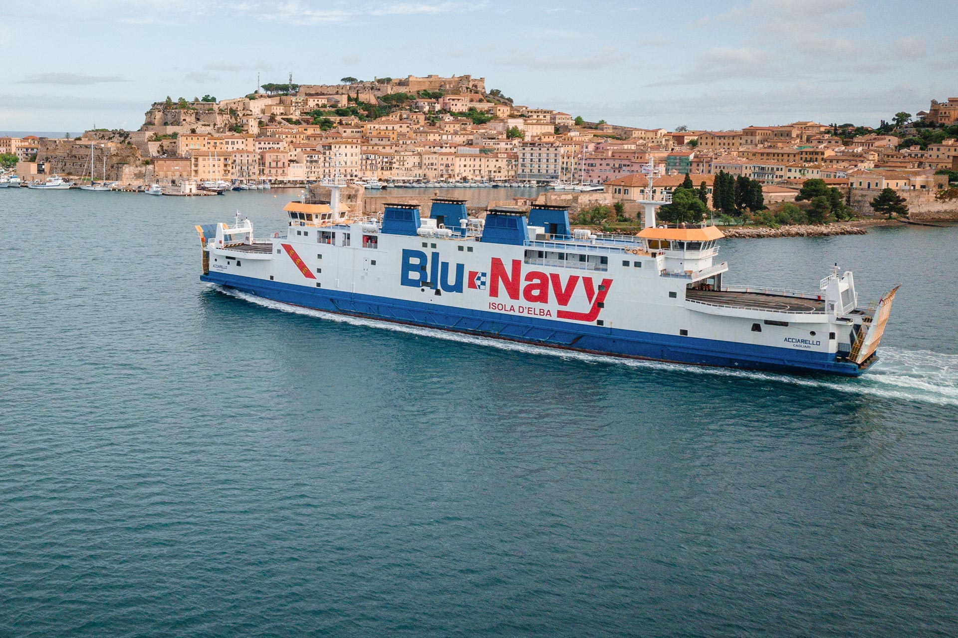 Fähre Blu Navy kommt an in Portoferraio Elba Insel