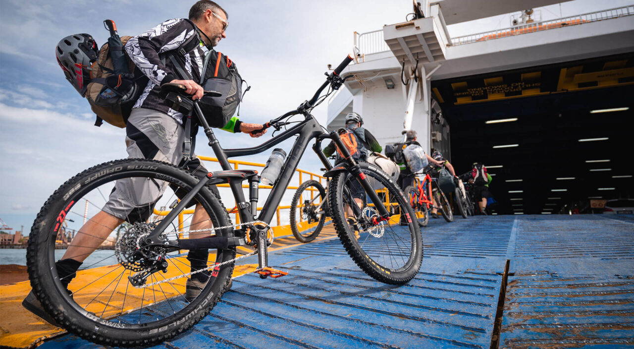 Imbarco bicicletta su traghetto Piombino per Elba