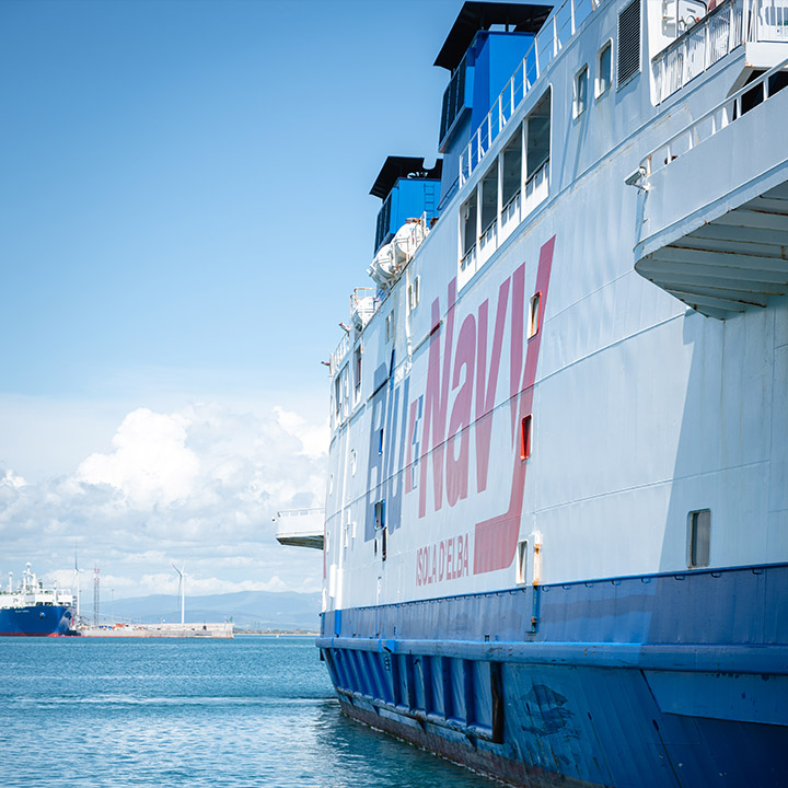 Imbarco nave Blu Navy porto di Piombino