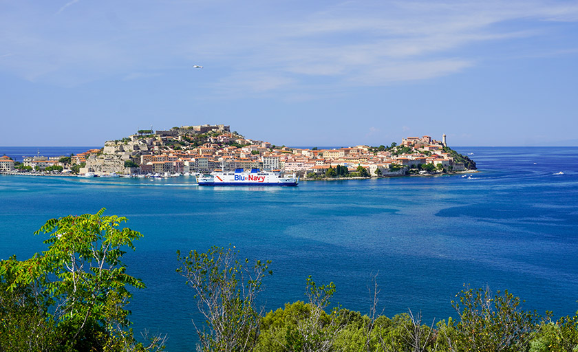 Isola Elba con Traghetto Blu Navy in mare