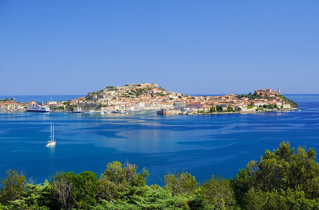 Isola Elba vista panorama con traghetto e barca Blu Navy