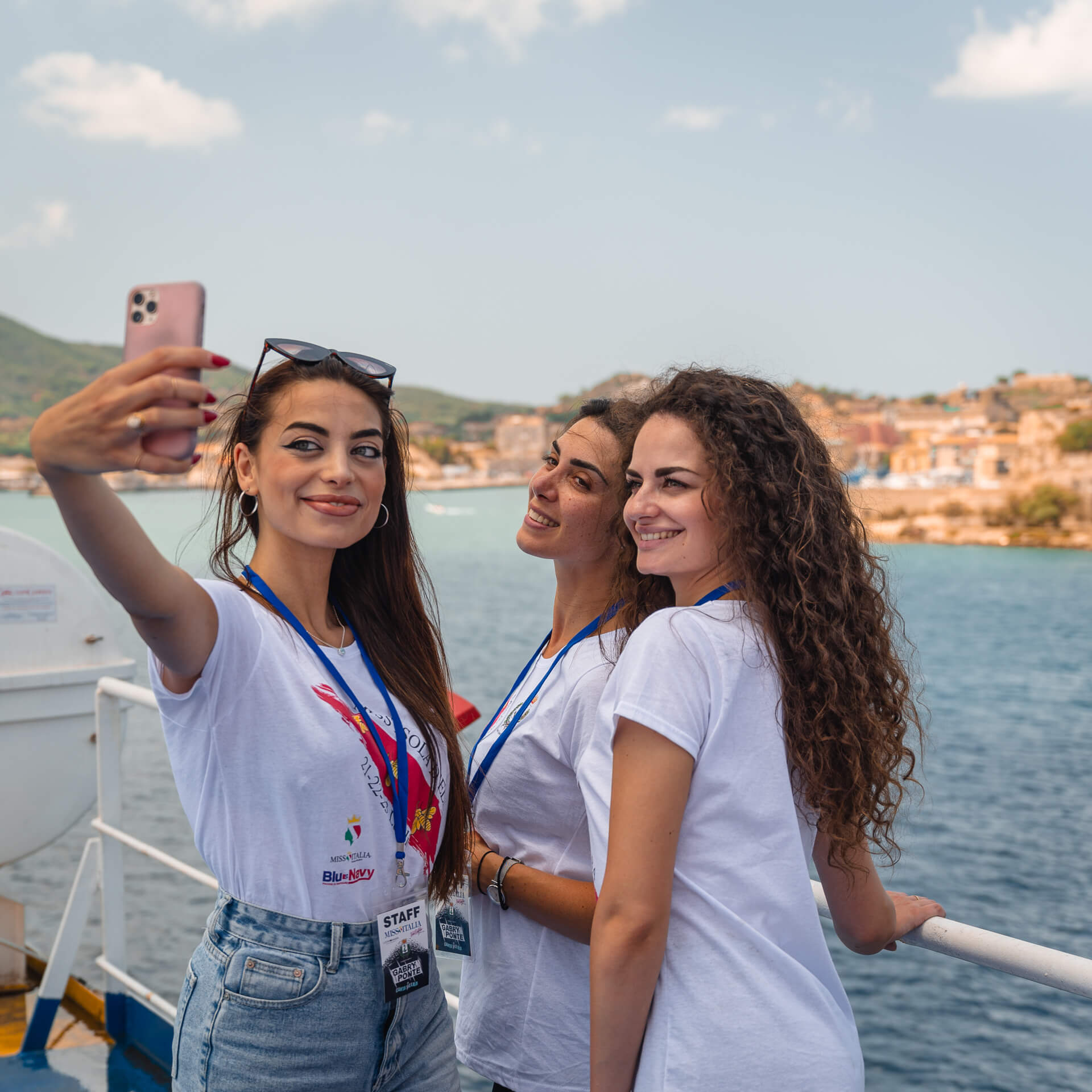 Modelle Miss Italia 2023 Elba con Blu Navy Traghetti sfondo isola dell'Elba