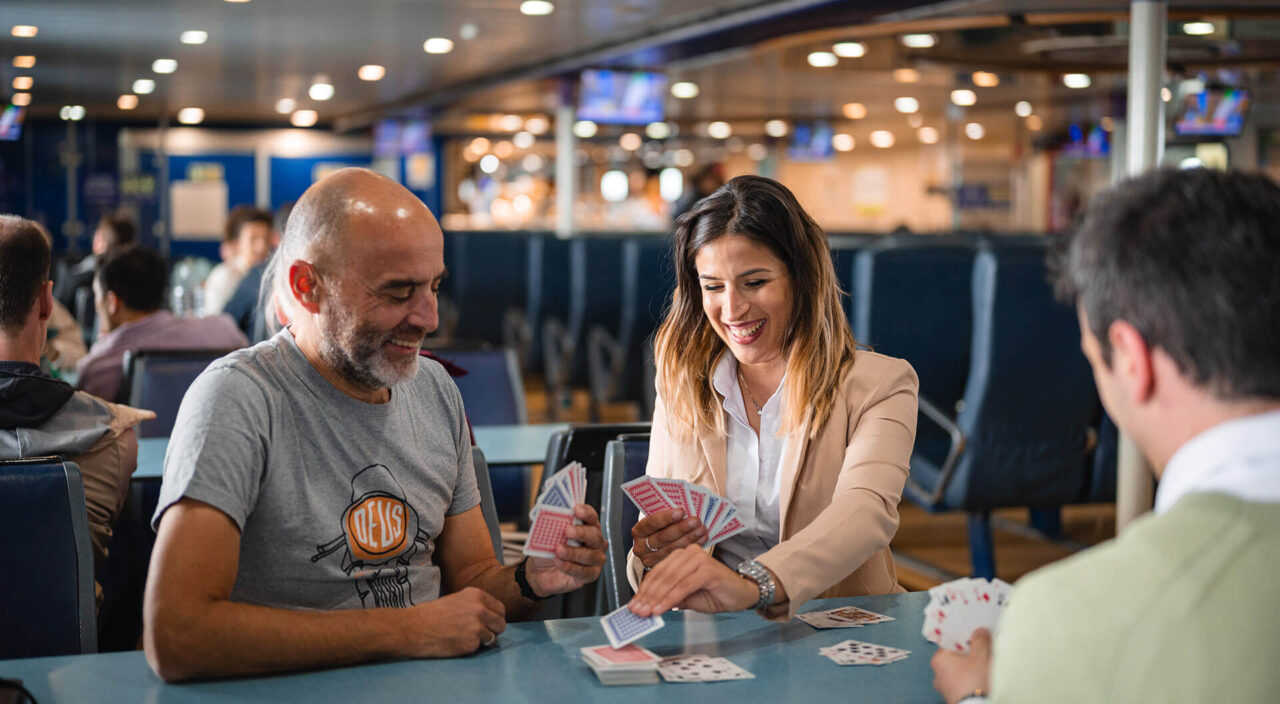 Relax giocare con carte a bordo traghetto Blu Navy per Isola Elba