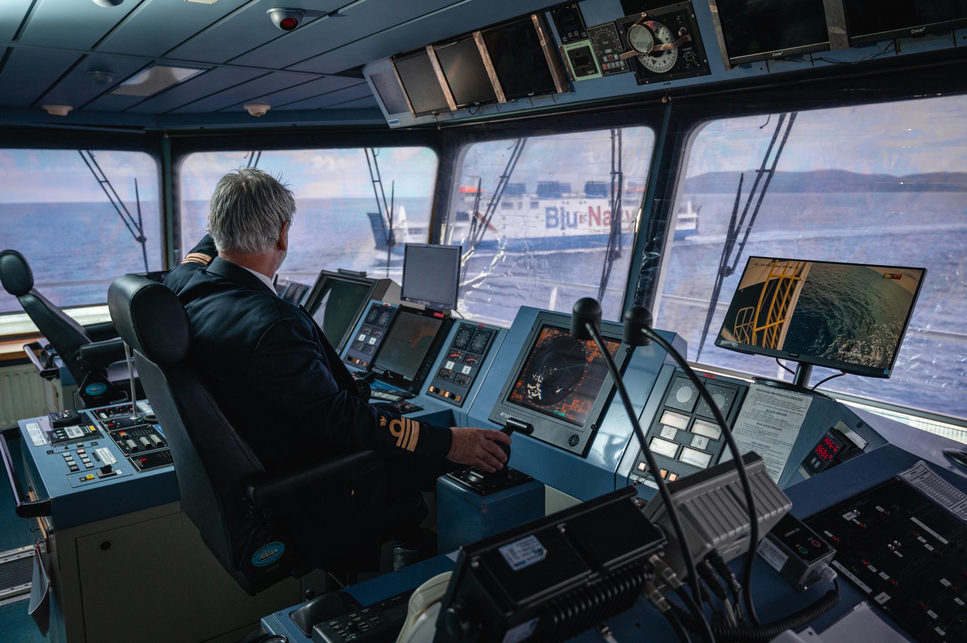 Capitano Blu Navy Maurizio durante la rotta in tempo reale sul traghetto in direzione Isola d'Elba