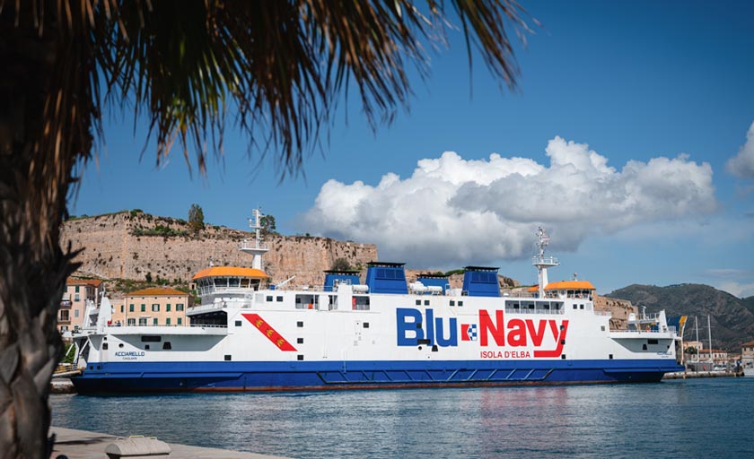 Traghetto Blu Navy fermo in ormeggio a Portoferraio