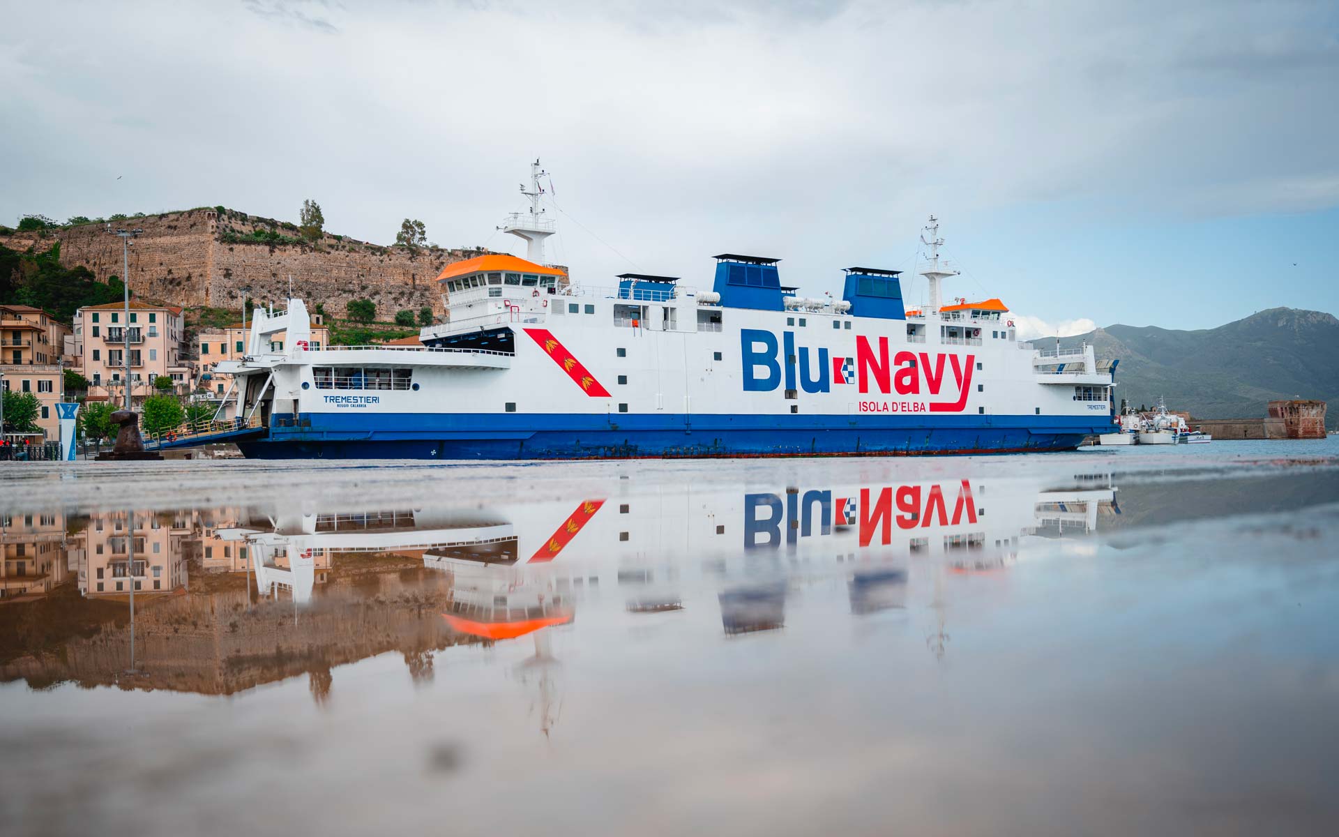 Tremestieri traghetto Blu Navy in porto a Portoferraio