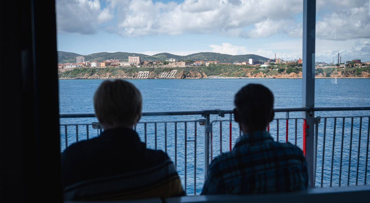 Vista panoramica con spazi aperti traghetto Blu Navy isola Elba