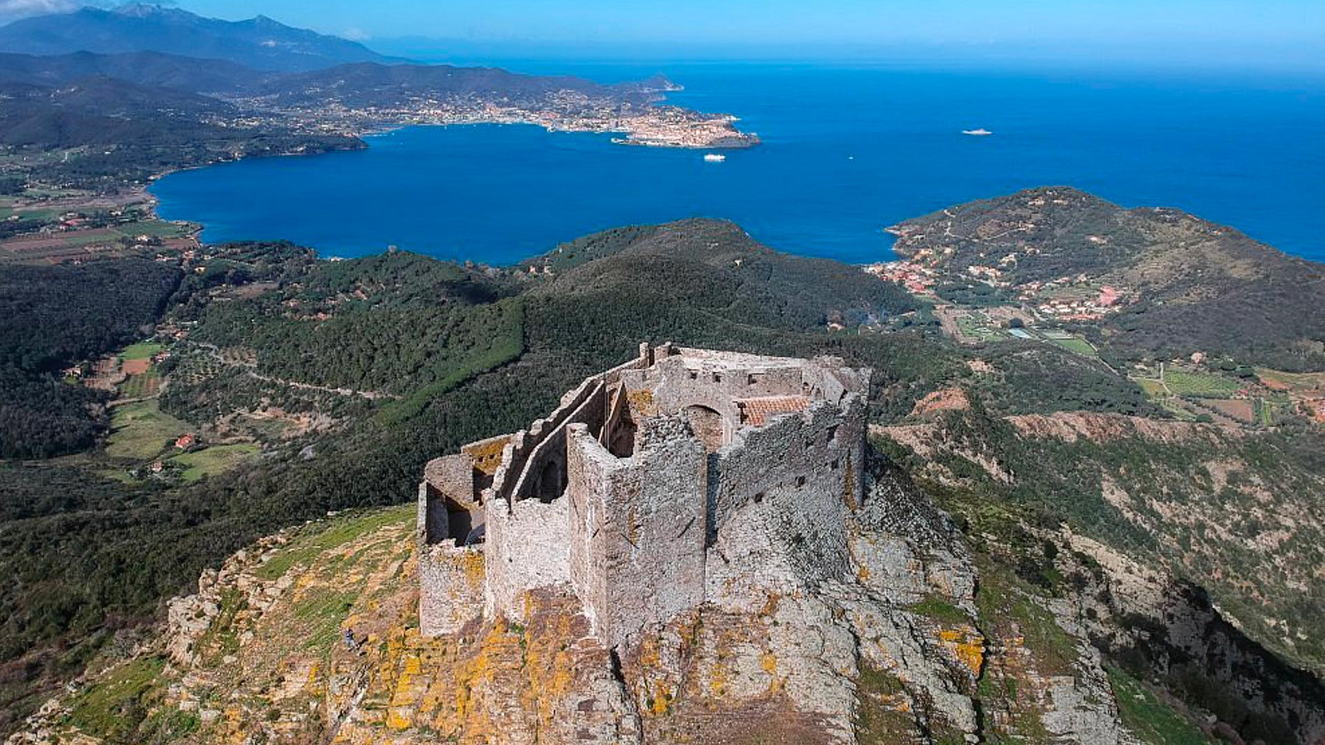 castello del volterraio Elba con Blu Navy